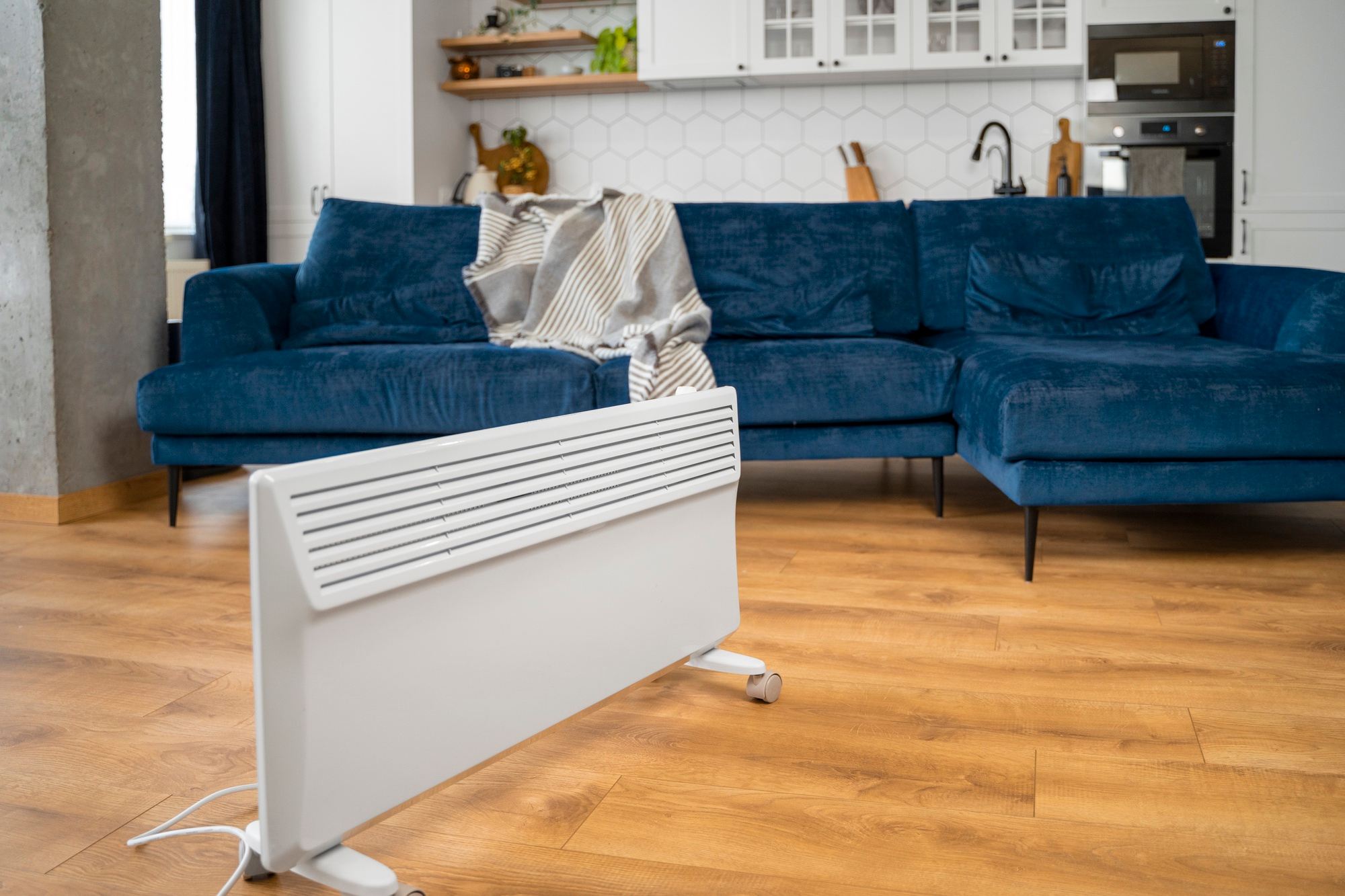 Radiateur électrique servat dans salon moderne à Castanet-Tolosan, ambiance chaleureuse bleu et bois