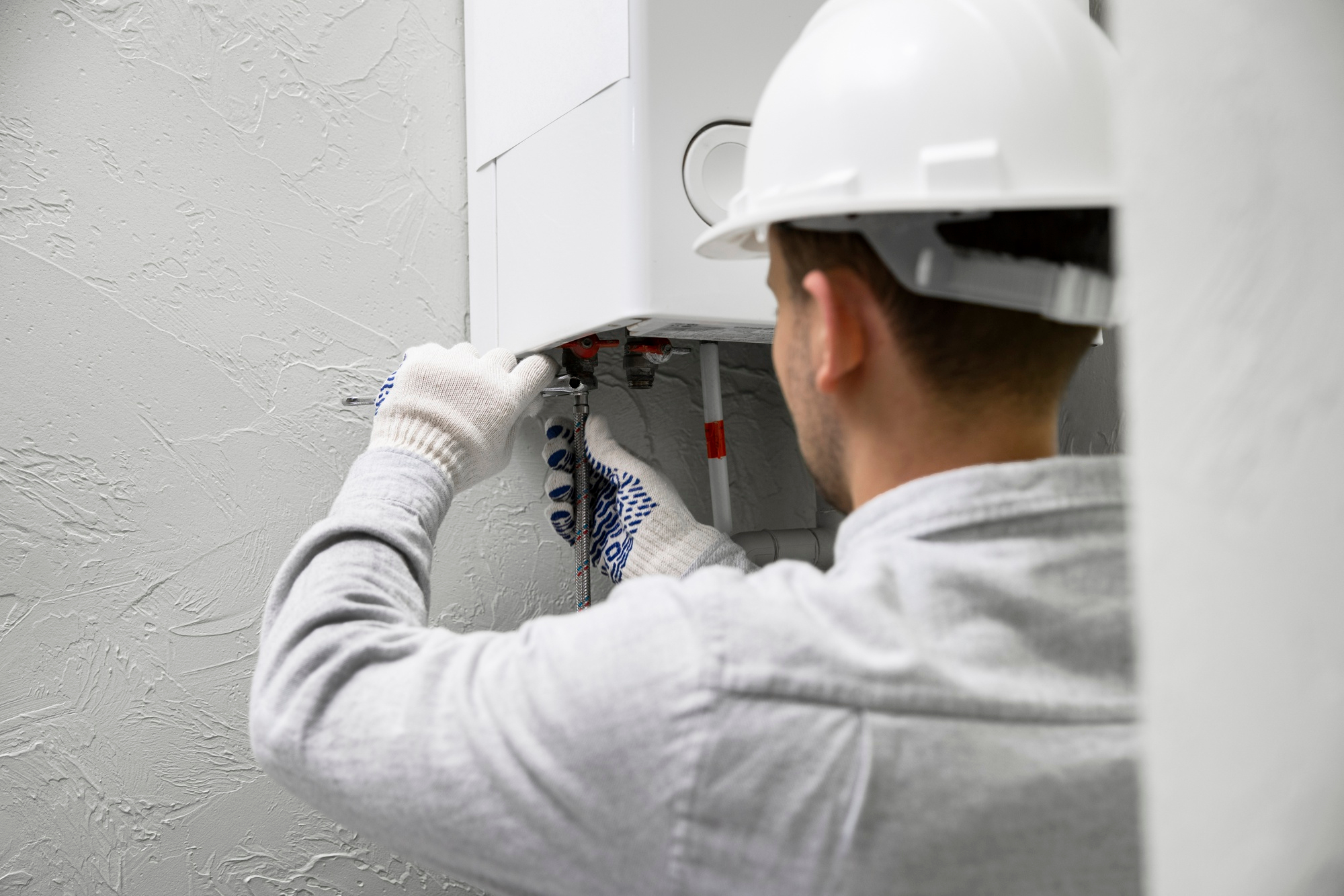 Technicien servat installant une chaudière murale gaz en toute sécurité à Castanet-Tolosan