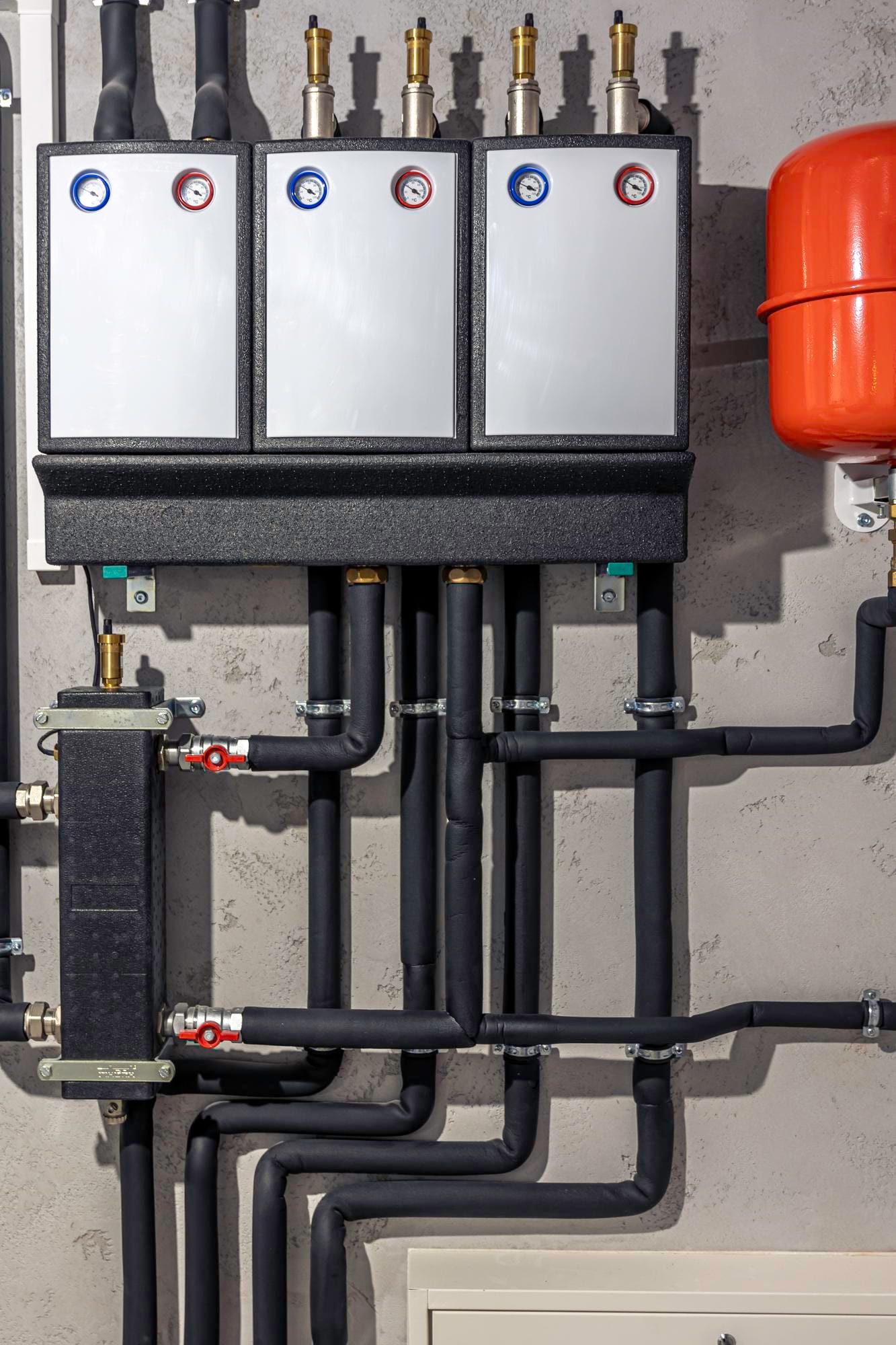 Installation chauffage servat avec manomètres et vase d’expansion rouge à Castanet-Tolosan