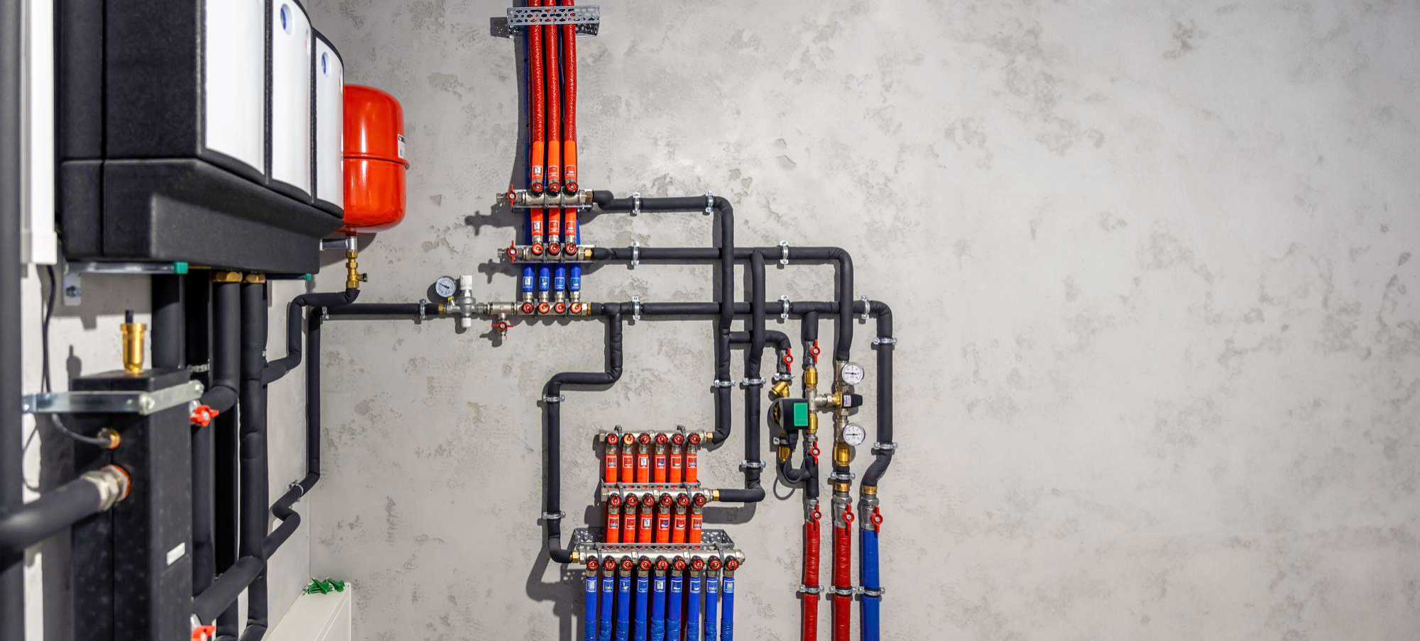 Installation de chauffage moderne servat avec collecteurs et tuyaux isolés à Castanet-Tolosan