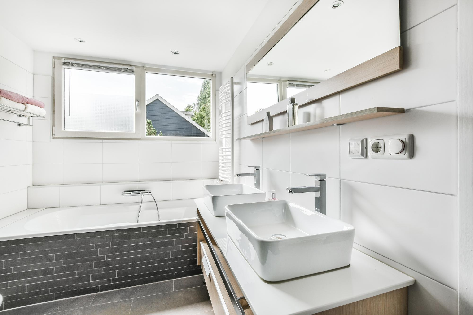Salle de bain moderne aménagée par servat à Castanet-Tolosan, double vasque et baignoire design