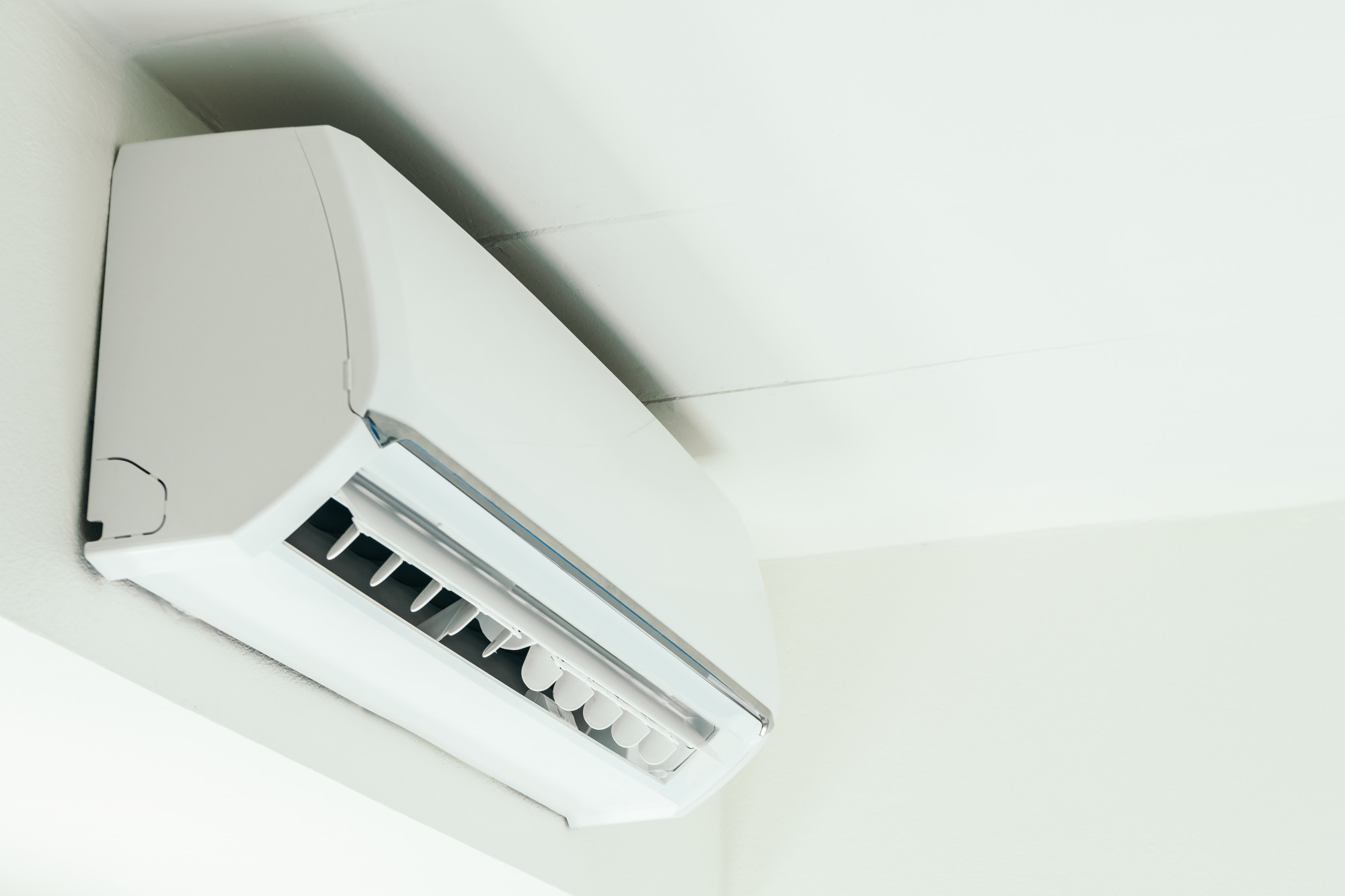 Climatiseur mural design en fonctionnement installé par servat à Castanet-Tolosan